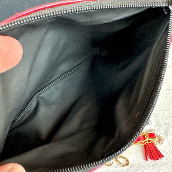 CHANEL crossbody in red velvet CC Beauty line or bum bag with chain & ch… - Picture 9 of 13